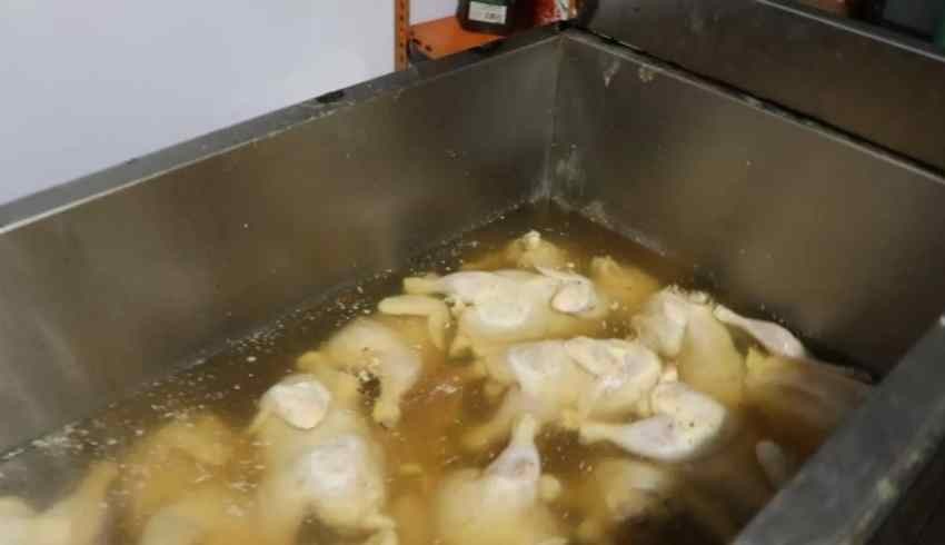 Şanlıurfa'da bozuk tavukları çamaşır suyu ile yıkayıp müşterilere yedirdiler